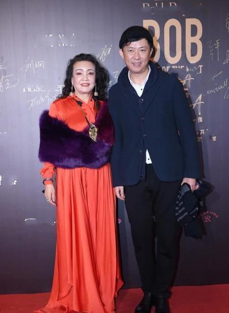 张兰最新爆料戒指品牌,奢华戒指背后的神秘品牌 第1张 张兰最新爆料戒指品牌,奢华戒指背后的神秘品牌 第1张